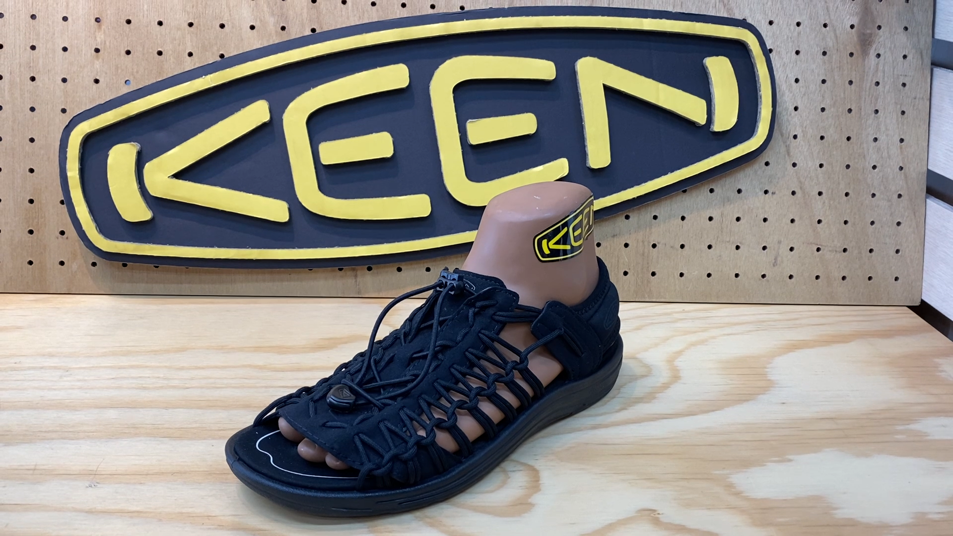 【新品】KEEN UNEEK キーン ユニーク 02 27cm⑤靴/シューズ