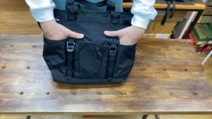 CHROME GROCERY TOTE MSNGRの正面両サイド収納画像