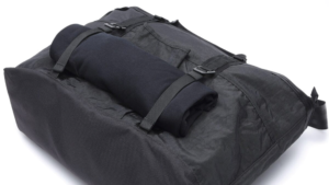 CHROME GROCERY TOTE MSNGRの正面ストラップ活用画像