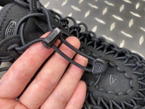キーン　ユニークダブリューケー バンジーシューレース搭載で簡単に調節可能