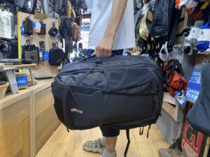 THULE ENROUTE 30L　サイドハンドル付きで横持もできる