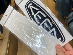 キーンロゴカッティングステッカー ブラックとホワイトの2色展開