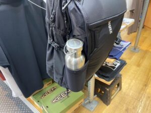 THULE ENROUTE 30L サイドのボトルホルダー