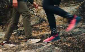 ミッドソールと安定プレートが連動し、バネのような推進力で快適な歩行を実現するKEEN ZIONIC NXTの構造イメージ