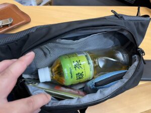 約200gで3L容量、500mlペットボトルやスマホも収納可能