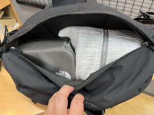 9L容量で上着や小物をたっぷり収納できるバッグ