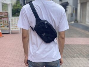 CHROME BARRAGE 5L SLING 着用画像