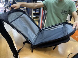 クローム　アクセルデイパックスリム 　180度開くメインコンパートメント