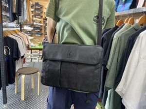 CHROME LAPTOP SLEEVE 着用イメージ