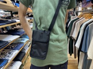 CHROME TRAVEL TECH POUCH 着用イメージ