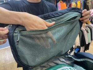 スーリー ランドマーク60L　メッシュポケット付きの蓋