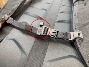 スーリー ランドマーク60L　チェストストラップにはホイッスル付き