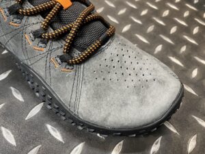 MERRELL WRAPT アッパーにはレザーを使用