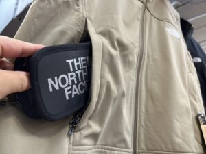 Wide zip pockets on both sides of THE NORTH FACE ADVANCED VEST