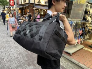 CHROME BARRAGE 32L DUFFLE 着用画像