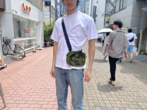 CHROME BARRAGE 2L SLING BAG 着用画像
