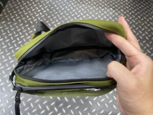 クローム　バラージ5Lスリングバッグ　メイン収納ポケット