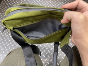 CHROME BARRAGE 5L SLING BAG 背面ポケット