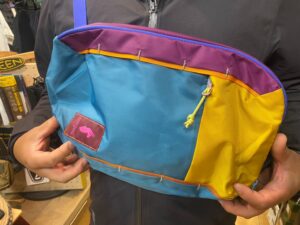 コトパクシ　トードー8lスリングバッグ　正面ポケットとループ