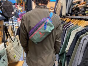 cotopaxi bataan fanny pack 着用画像