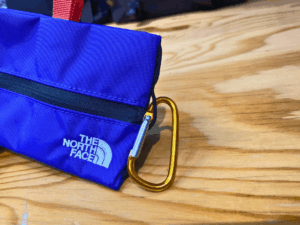 ノースフェイス　ビルビーポーチシリーズ　サイドにデイジーチェーン搭載でカラビナなど取り付け可能