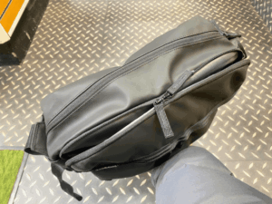 chrome pac shoulder ダブルジップ採用で簡単にアクセス可能