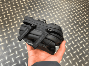 クローム　パックフォンポーチ　ダブルジップ仕様でアクセスもしやすい