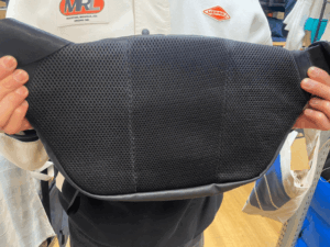 chrome bot flap sling 通気性の良いメッシュパネル生地採用の背面パネル