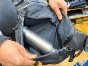 クローム　ボットフラップスリング　マチが広いのでボトルも収納可能