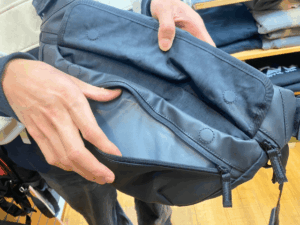 クローム　ボットフラップスリング　フラップ下ジッパー式ポケット