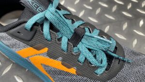 キーン　ローム　ゴムバンド搭載で余ったシューレースを収納可能