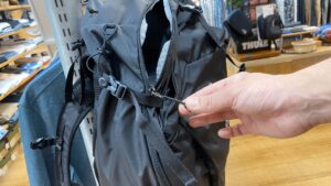 サロモン　トレイルブレイザー30　圧縮に便利なサイドストラップ付き