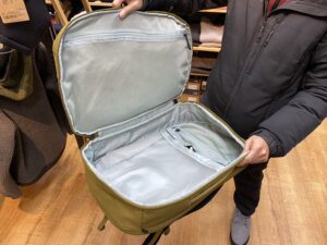 スーリー　アイオンバックパック40L スーツケースのように大きく開くメイン収納