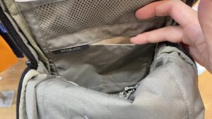 スーリー　タクトスリング8l　スキミング防止のポケット搭載