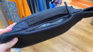 スーリー　サブテラ2スリングバッグ　背面収納ポケット