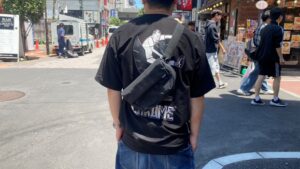 thule enroute sling bag 2l 着用画像