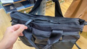 CHROME AXCEL TOTE MESSENGER ジッパー式のメインコンパートメント
