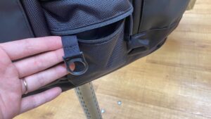 CHROME AXCEL TOTE MESSENGER 正面下部のマチ有ポケット