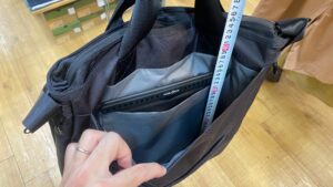 CHROME AXCEL TOTE MESSENGER 背面の大型ポケット