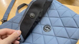 ノースフェイス　ジオフェイスショルダー　簡単に開閉できるボタン付き