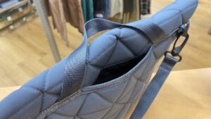 ノースフェイス　ジオフェイスショルダー　簡単にアクセスできる背面ポケット