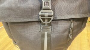 CHROME INITIATE 26L PACK 余ったストラップをまとめられるループ付き