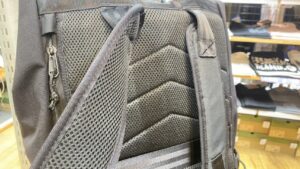 CHROME INITIATE 26L PACK クッション入りのメッシュショルダーストラップ