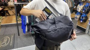 クローム　イニシエイト26Lパック　サイドからでもアクセスできるPCスリーブ