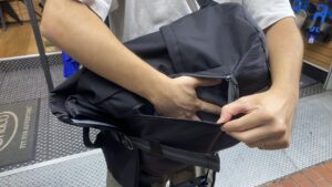 クローム　イニシエイト26Lパック　背負ったままでもアクセスできるフロントポケット
