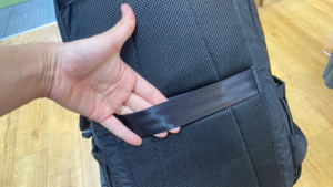chrome grocery backpack 22l メッシュ生地の背面パネルとスーツケースに通せるベルト付き