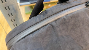 クローム　グローサリーバックパック22l 止水ジップを採用したメインコンパートメント