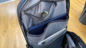 クローム　グローサリーバックパック22l メインコンパートメント内の多彩な収納スペース