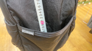 chrome grocery backpack 22l 正面のマグネット式大型ポケット